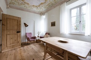 Interior - Apartment 'Ansitz Layshof Apt Hauskapelle' with Mountain View, Shared Garden and Wi-Fi (Merano)