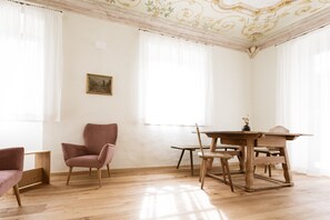 Dining - Apartment 'Ansitz Layshof Apt Hauskapelle' with Mountain View, Shared Garden and Wi-Fi (Merano)