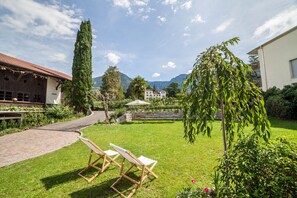 Terrace/patio - Apartment 'Ansitz Layshof Turm' with Mountain View, Shared Garden and Wi-Fi (Merano)
