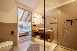 Chuveiro, secador de cabelo, toalhas de banho 