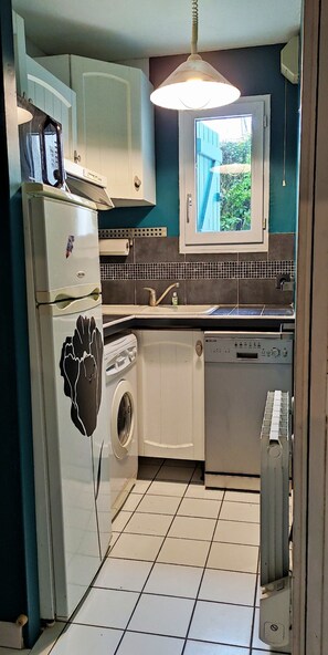 Fridge, microwave, oven, stovetop - Apartment 'Le Touquet - Jardin' with Private Terrace, Private Garden and Wi-Fi (Le Touquet-Paris-Plage)