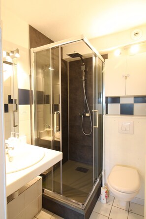 Shower - Apartment 'Le Touquet - Jardin' with Private Terrace, Private Garden and Wi-Fi (Le Touquet-Paris-Plage)