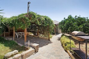Outdoor dining - Holiday Home "Las Tres Palmeras" with Mountain Views, Shared Pool, and Wi-Fi (Güimar)