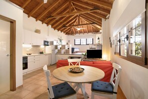 Dining - Holiday Home "Las Tres Palmeras" with Mountain Views, Shared Pool, and Wi-Fi (Güimar)