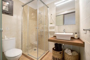 Shower, hair dryer, towels - Holiday Home "Las Tres Palmeras" with Mountain Views, Shared Pool, and Wi-Fi (Güimar)