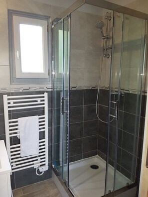Bathtub, hair dryer, towels - Holiday Home 'Maison Campagne  Dix Kilomtres De' with Private Terrace, Private Garden and Wi-Fi (Hautot-l'Auvray)