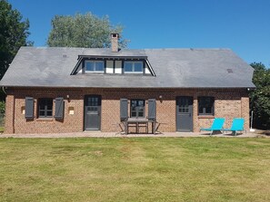 Exterior - Holiday Home 'Maison Campagne  Dix Kilomtres De' with Private Terrace, Private Garden and Wi-Fi (Hautot-l'Auvray)