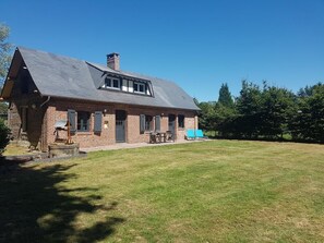 Exterior - Holiday Home 'Maison Campagne  Dix Kilomtres De' with Private Terrace, Private Garden and Wi-Fi (Hautot-l'Auvray)