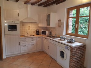 Een koelkast, een microgolfoven, een oven, een kookplaat