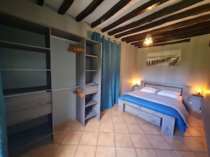 2 slaapkamers, een strijkplank/strijkijzer, gratis wifi, beddengoed