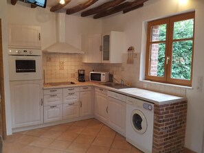 Fridge, microwave, oven, stovetop - Holiday Home 'Maison Campagne  Dix Kilomtres De' with Private Terrace, Private Garden and Wi-Fi (Hautot-l'Auvray)