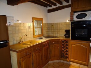 Een koelkast, een magnetron, een oven, een kookplaat