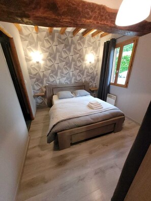 2 slaapkamers, een strijkplank/strijkijzer, gratis wifi, beddengoed