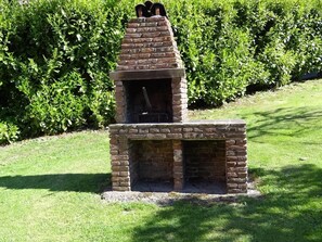 Property grounds - Holiday Home 'Maison Normande  Proximi De La Mer' with Private Terrace, Private Garden and Wi-Fi (Hautot-l'Auvray)