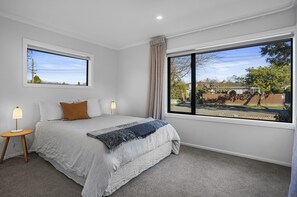 4 bedrooms, desk, iron/ironing board, travel cot - Private, 4BR, Family-Friendly, Free Parking near Airport (Christchurch)