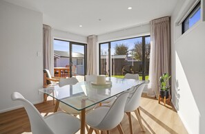 Dining - Private, 4BR, Family-Friendly, Free Parking near Airport (Christchurch)