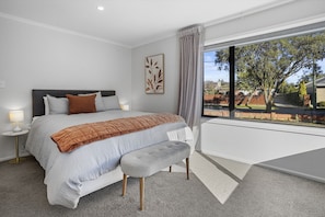 4 bedrooms, desk, iron/ironing board, travel cot - Private, 4BR, Family-Friendly, Free Parking near Airport (Christchurch)