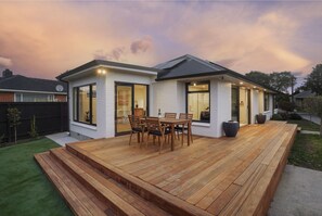 Outdoor dining - Private, 4BR, Family-Friendly, Free Parking near Airport (Christchurch)