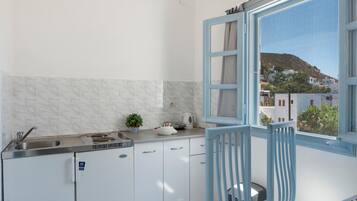 Geladeira, cooktop, cafeteira/chaleira, chaleira elétrica