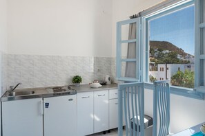 Refrigerador, placa de cocina, cafetera/tetera, tetera/pava eléctrica