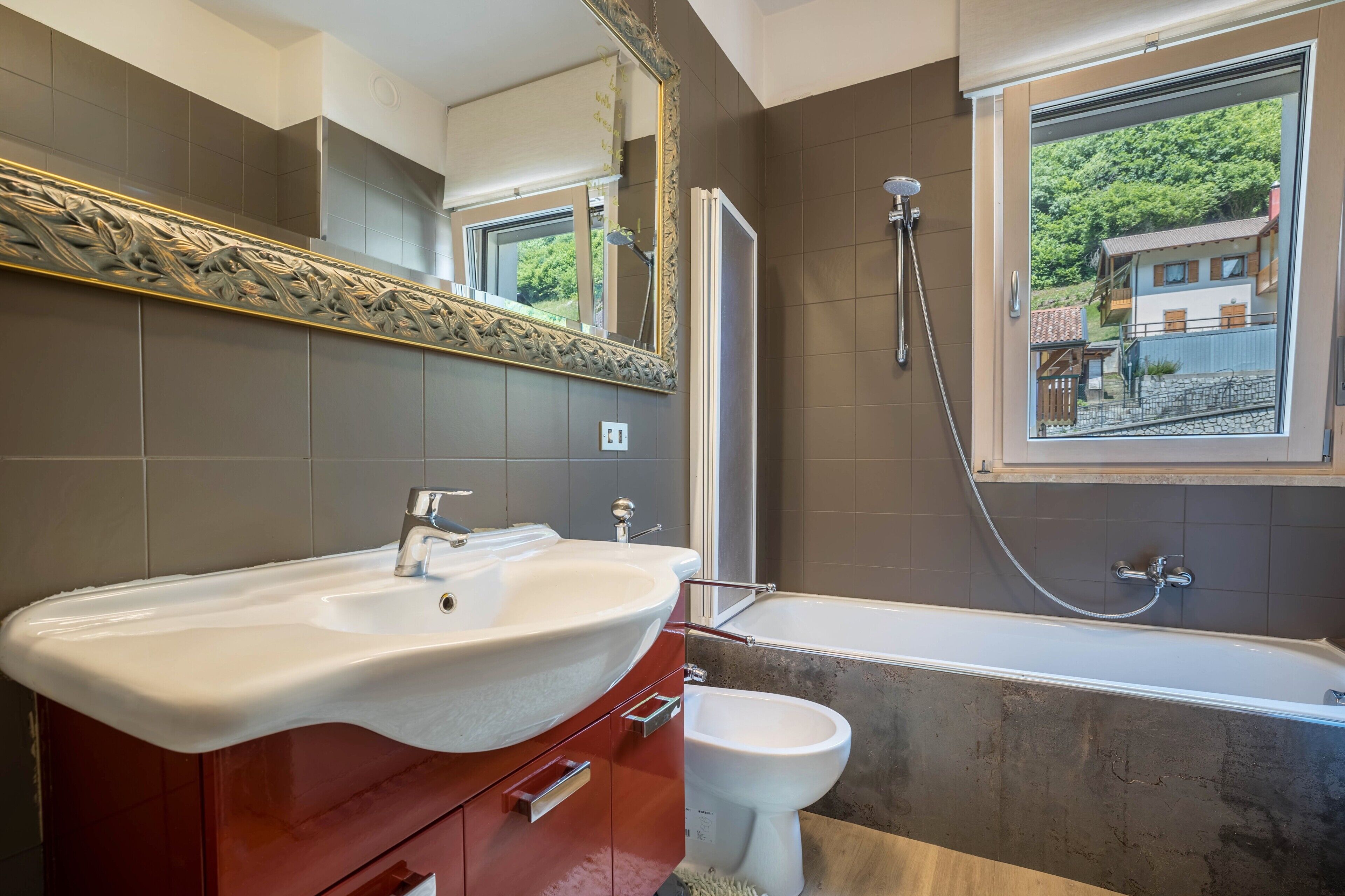 Baignoire, articles de toilette gratuits, sèche-cheveux