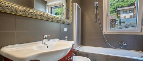 Badewanne, kostenlose Toilettenartikel, Haartrockner, Handtücher