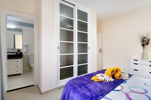 3 slaapkamers, een strijkplank/strijkijzer, gratis wifi, beddengoed