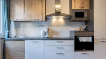 Frigorifero, microonde, forno, piano cottura