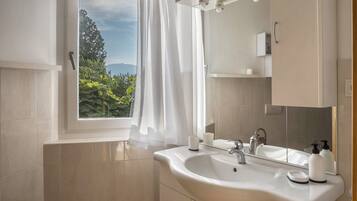 Baignoire, sĂšche-cheveux, serviettes fournies