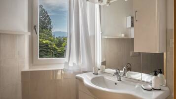 Badewanne, kostenlose Toilettenartikel, Haartrockner, Handtücher