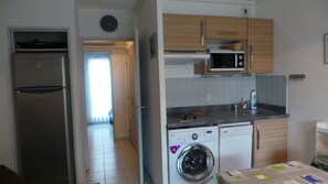 Fridge, microwave, oven, stovetop - Holiday Apartment "La Nicrom" with Sea View, Shared Pool & Wi-Fi (Cerbère)