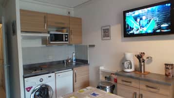 Geladeira, micro-ondas, fogão, cooktop