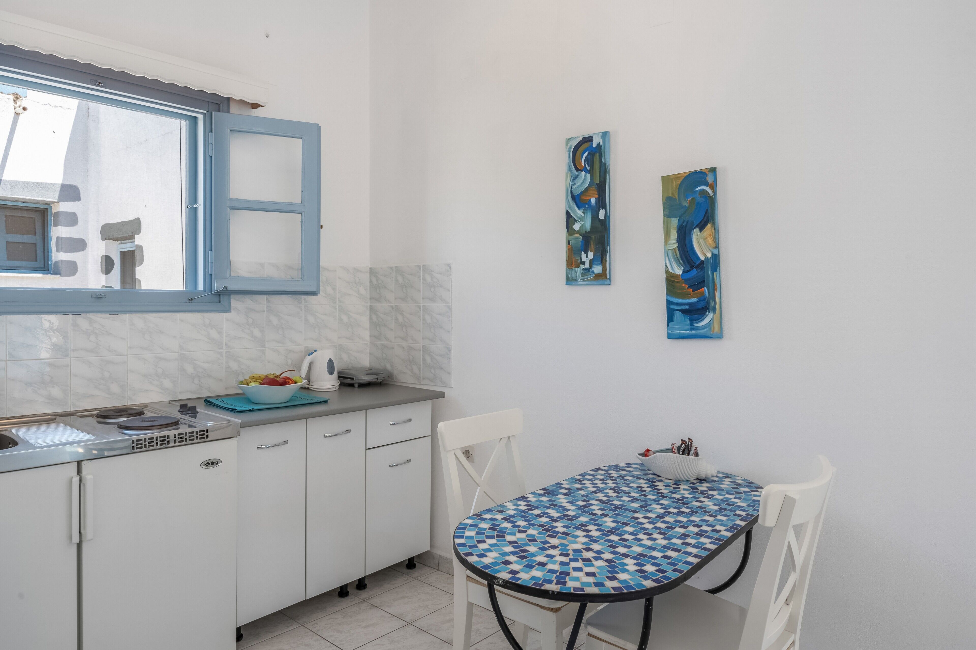 Kühlschrank, Herdplatte, Wasserkocher mit Kaffee-/Teezubehör