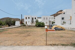 Zona d'aparcament tancada amb un cartell que indica 'Pico Bello Guest Parking'.