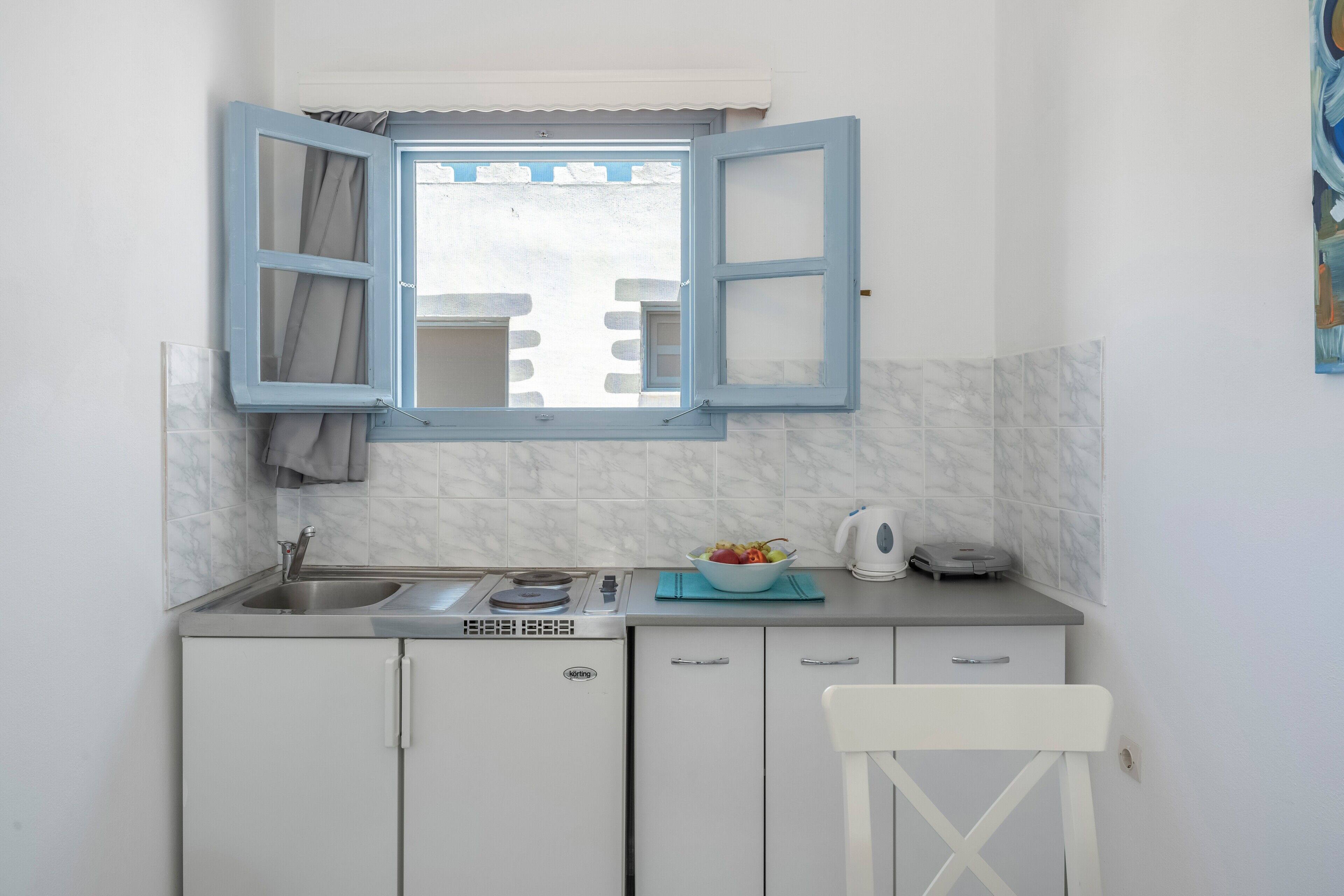 Een koelkast, een kookplaat, een koffiezetapparaat/waterkoker