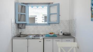 Een koelkast, een kookplaat, een koffiezetapparaat/waterkoker