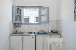 Fridge, stovetop, coffee/tea maker, electric kettle