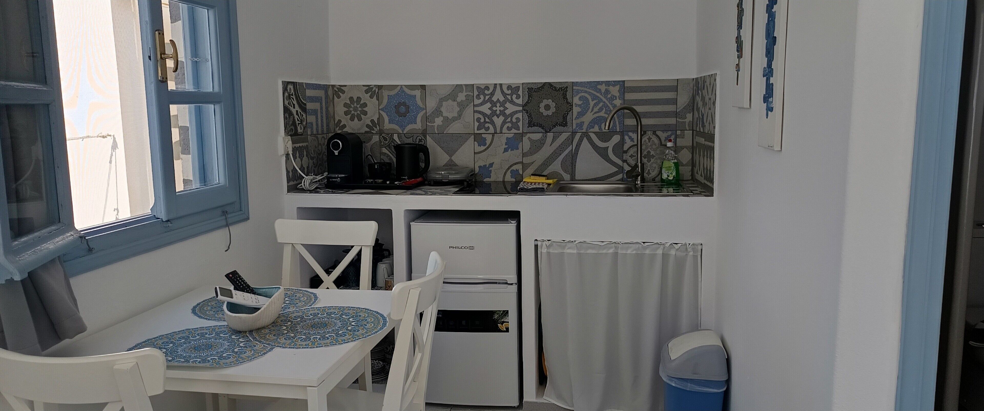 Fridge, stovetop, coffee/tea maker, electric kettle