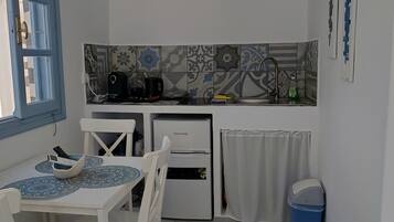 Fridge, stovetop, coffee/tea maker, electric kettle