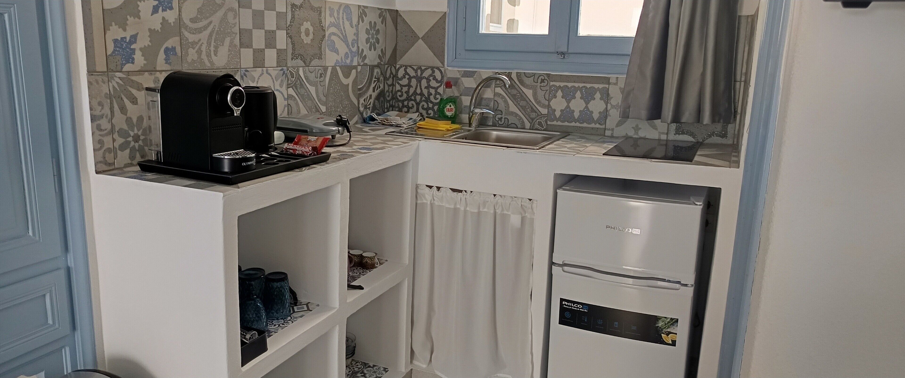 Kühlschrank, Herdplatte, Wasserkocher mit Kaffee-/Teezubehör