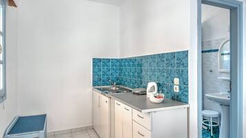 Fridge, stovetop, coffee/tea maker, electric kettle