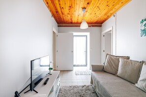 TV - Holiday Home 'Casa Praya' with Sea View, Private Terrace and Wi-Fi (Horta)