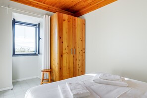 2 bedrooms, free WiFi, bed sheets, wheelchair access - Holiday Home 'Casa Praya' with Sea View, Private Terrace and Wi-Fi (Horta)