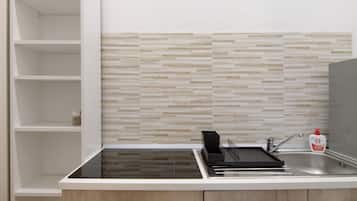 Geladeira, micro-ondas, cooktop, cafeteira/chaleira