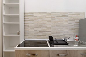 Kühlschrank, Mikrowelle, Herdplatte, Wasserkocher mit Kaffee-/Teezubehör