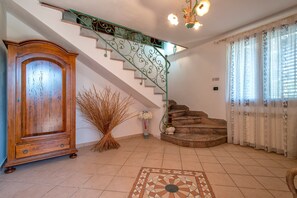 Interior - Holiday Home "Il Risveglio" with Mountain View, Private Terrace & Wi-Fi (Codrongianos)