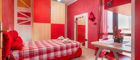 2 makuuhuonetta, silitysrauta/-lauta, ilmainen Wi-Fi, vuodevaatteet