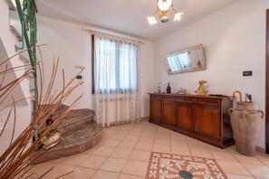 Interior - Holiday Home "Il Risveglio" with Mountain View, Private Terrace & Wi-Fi (Codrongianos)