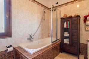 Bathtub, hair dryer, towels - Holiday Home "Il Risveglio" with Mountain View, Private Terrace & Wi-Fi (Codrongianos)