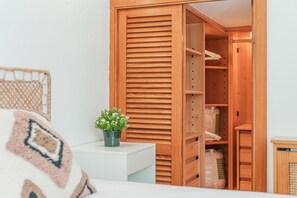 6 bedrooms, iron/ironing board, free WiFi, bed sheets